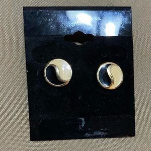 vintage 1970’s Enamel ying yang post earrings